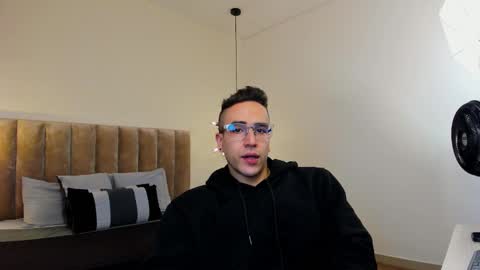 luca_morettii online show from 09/19/25, 12:17