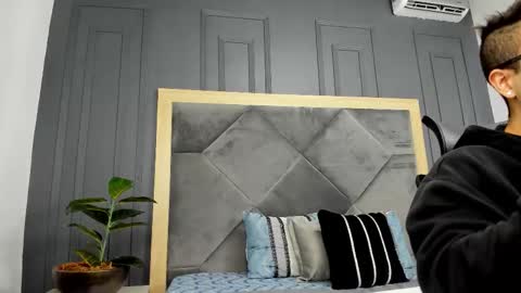 luca_morettii online show from 10/23/25, 12:15