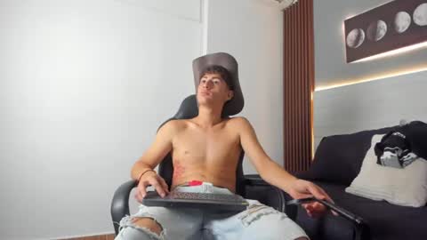 Snapshot of lucas_red chatting on 06/11/26, 04:43 Lucas online show from 06/11/26, 04:43