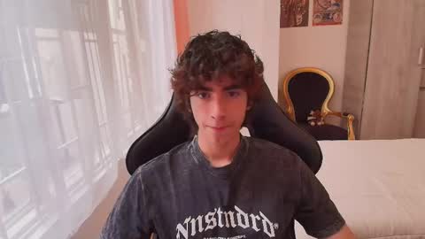 lucas_xo online show from 10/23/25, 09:35