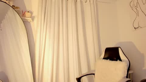 Snapshot of lucia_lee_ chatting on 01/07/25, 06:14 Lucia online show from 01/07/25, 06:14