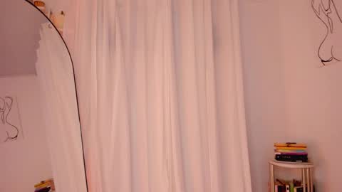 Snapshot of lucia_lee_ chatting on 01/16/25, 08:57 Lucia online show from 01/16/25, 08:57