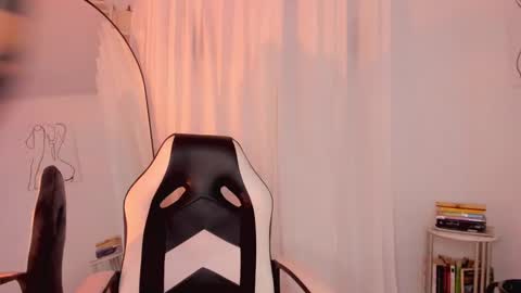 Snapshot of lucia_lee_ chatting on 01/17/25, 08:44 Lucia online show from 01/17/25, 08:44