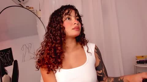 Snapshot of lucia_lee_ chatting on 01/19/25, 05:39 Lucia online show from 01/19/25, 05:39