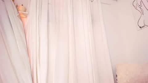 Snapshot of lucia_lee_ chatting on 01/26/25, 02:03 Lucia online show from 01/26/25, 02:03