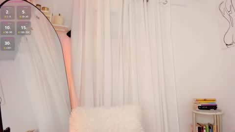 Snapshot of lucia_lee_ chatting on 01/27/25, 06:20 Lucia online show from 01/27/25, 06:20