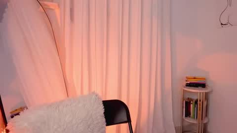 Snapshot of lucia_lee_ chatting on 02/01/25, 09:51 Lucia online show from 02/01/25, 09:51