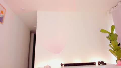 Snapshot of lucia_lee_ chatting on 10/12/25, 05:01 Lucia online show from 10/12/25, 05:01