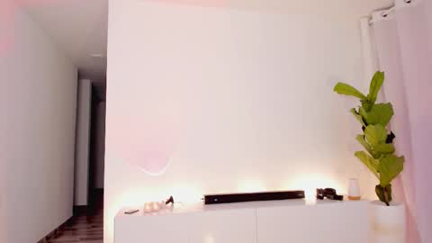 Snapshot of lucia_lee_ chatting on 10/13/25, 06:08 Lucia online show from 10/13/25, 06:08