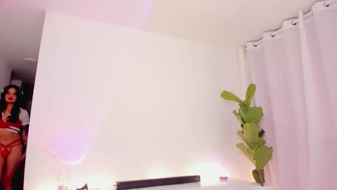 Snapshot of lucia_lee_ chatting on 10/14/25, 05:47 Lucia online show from 10/14/25, 05:47