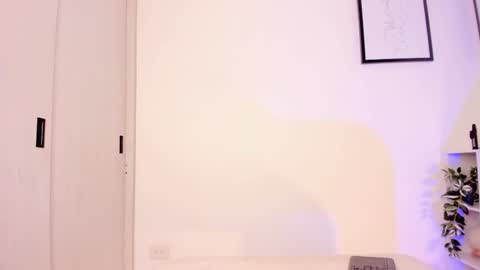 Snapshot of lucia_lee_ chatting on 11/21/25, 09:24 Lucia online show from 11/21/25, 09:24