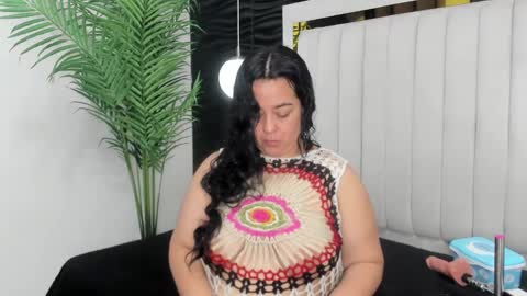 Lucia Vonne online show from 02/11/25, 11:43