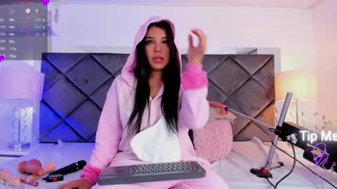 Snapshot of luciacollinss_ chatting on 11/25/25, 01:22 Lucia online show from 11/25/25, 01:22