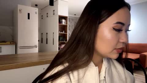 Snapshot of lucialostroh chatting on 11/02/25, 12:18 Kira online show from 11/02/25, 12:18