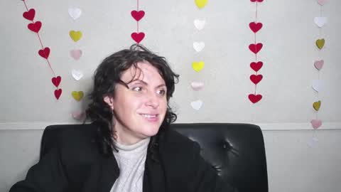 LuciaMi online show from 02/01/25, 06:40