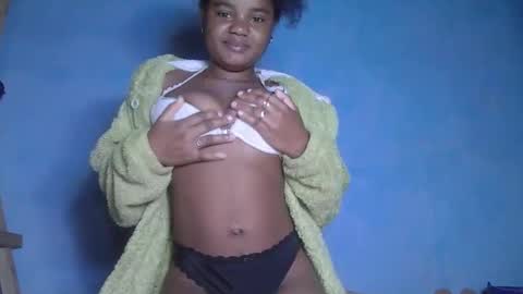 Snapshot of luciana012 chatting on 09/23/25, 06:27 luciana012 online show from 09/23/25, 06:27