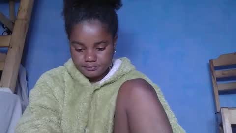 Snapshot of luciana012 chatting on 10/06/25, 06:00 luciana012 online show from 10/06/25, 06:00