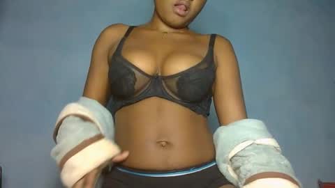 Snapshot of luciana012 chatting on 10/16/25, 06:42 luciana012 online show from 10/16/25, 06:42