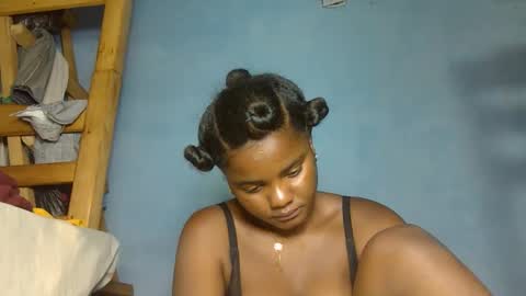 Snapshot of luciana012 chatting on 10/19/25, 12:50 luciana012 online show from 10/19/25, 12:50