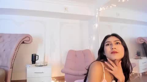 Snapshot of luciana_roa chatting on 10/17/25, 08:55 Luciana online show from 10/17/25, 08:55