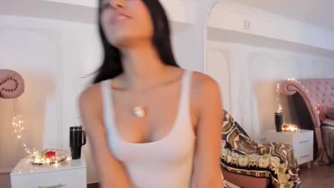 Snapshot of luciana_roa chatting on 11/18/25, 08:35 Luciana online show from 11/18/25, 08:35