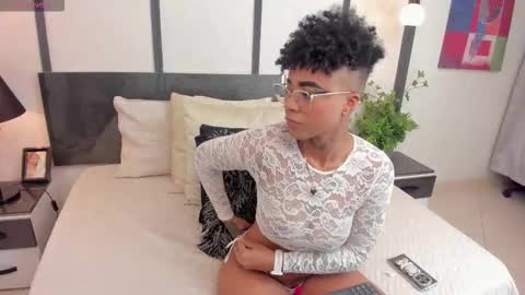  lucia wallace  online show from 12/04/25, 12:20