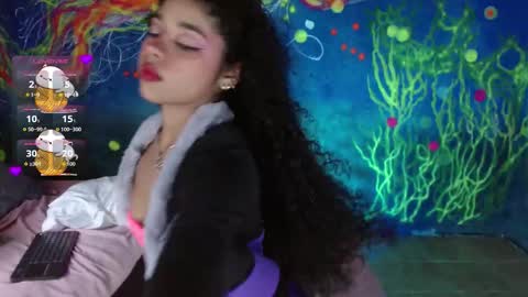 Snapshot of lucie_petite chatting on 10/31/25, 06:42 Lucie - online show from 10/31/25, 06:42