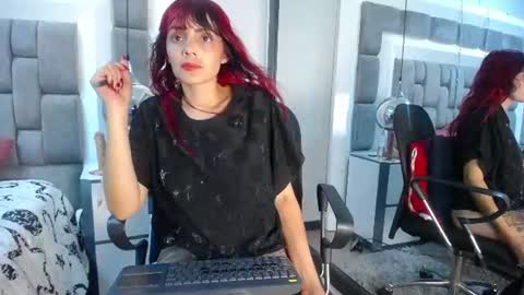 Snapshot of lucie_red chatting on 06/11/26, 12:32 Lucie Red online show from 06/11/26, 12:32