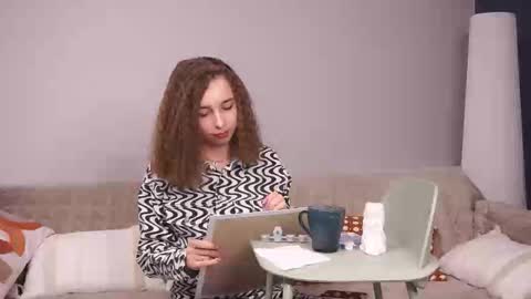 Hey theremy name is Mami  Lets hit 10 Thumbs Up together   online show from 09/10/25, 07:19