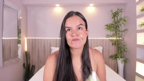 Snapshot of luciemillerr chatting on 04/17/26, 05:05 lucie online show from 04/17/26, 05:05