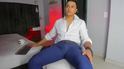 Snapshot of lucii_fer_ chatting on 11/05/25, 11:43 Leo online show from 11/05/25, 11:43