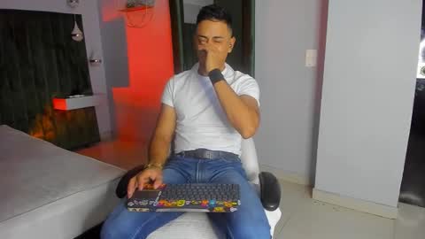 Snapshot of lucii_fer_ chatting on 11/12/25, 11:43 Leo online show from 11/12/25, 11:43