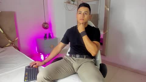 Snapshot of lucii_fer_ chatting on 11/19/25, 11:43 Leo online show from 11/19/25, 11:43