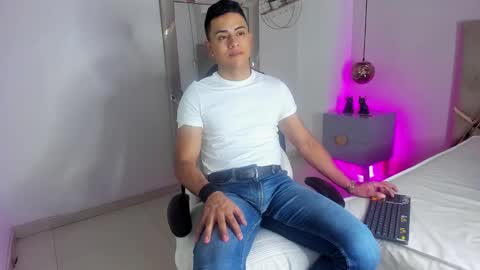 Snapshot of lucii_fer_ chatting on 11/20/25, 11:32 Leo online show from 11/20/25, 11:32