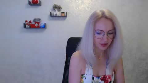 Snapshot of luckcristal chatting on 12/19/24, 03:30 Arina online show from 12/19/24, 03:30