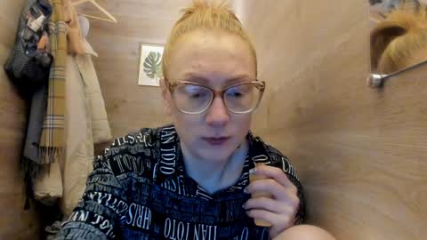 lucky_licky20 online show from 12/15/24, 04:07