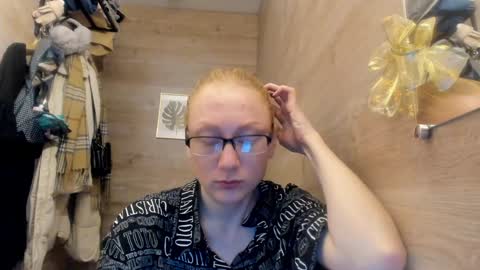 lucky_licky20 online show from 12/18/24, 03:58