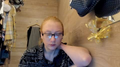 lucky_licky20 online show from 12/28/24, 04:08