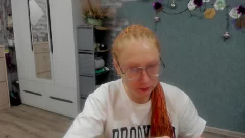 Snapshot of lucky_licky20 chatting on 12/19/25, 01:45 lucky_licky20 online show from 12/19/25, 01:45
