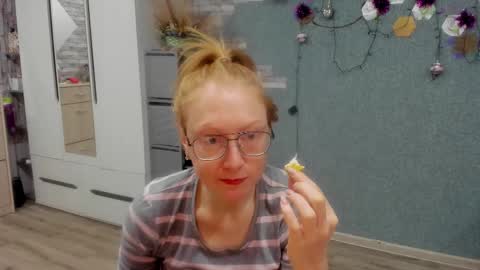 Snapshot of lucky_licky20 chatting on 12/22/25, 01:57 lucky_licky20 online show from 12/22/25, 01:57