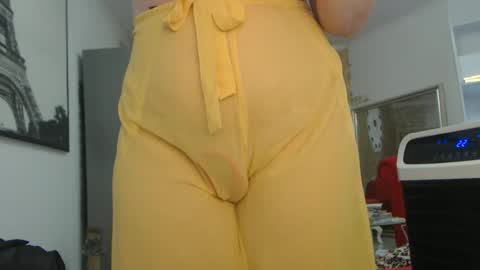 Snapshot of luckyanabella chatting on 12/20/25, 12:23 Ana online show from 12/20/25, 12:23
