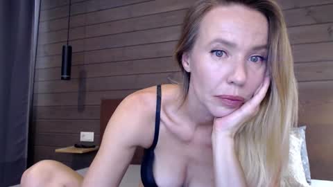 Mila Novak online show from 09/26/25, 10:52
