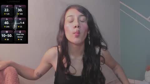 Snapshot of lucy_bluesea chatting on 11/14/25, 01:26 Lucy Herrera online show from 11/14/25, 01:26