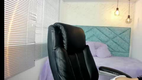 Snapshot of lucy_greys_ chatting on 11/11/25, 11:54 Lucy Greys online show from 11/11/25, 11:54