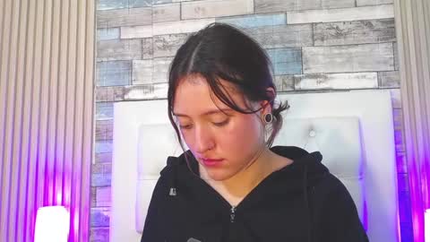 lucy_hs online show from 02/19/25, 09:17
