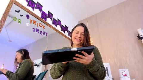 Snapshot of lucy_lu17 chatting on 10/22/25, 01:22 Lucy online show from 10/22/25, 01:22