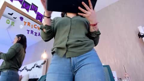 Snapshot of lucy_lu17 chatting on 10/29/25, 02:30 Lucy online show from 10/29/25, 02:30