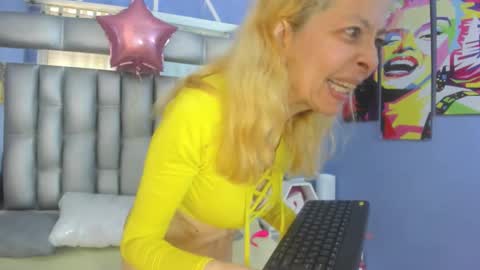  SleepyAbuela online show from 11/18/25, 03:16