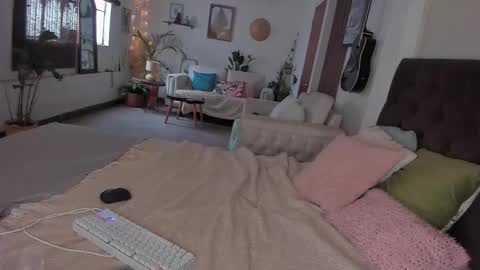 Snapshot of lucy_sweetgirl19 chatting on 09/14/25, 04:39 luciana online show from 09/14/25, 04:39