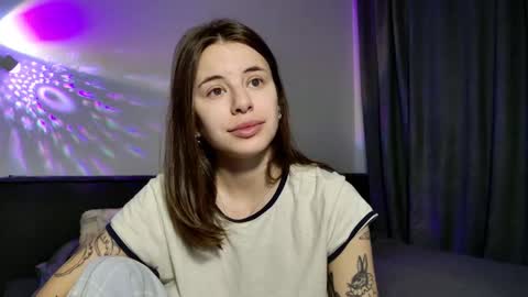 Snapshot of lucyrait chatting on 11/24/25, 04:01 Lucy online show from 11/24/25, 04:01